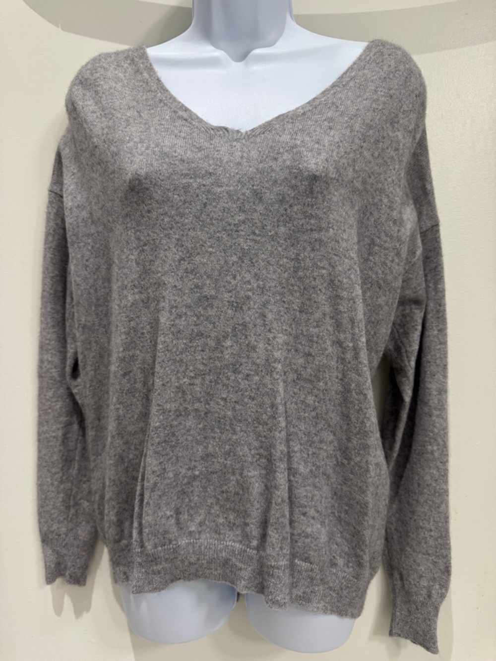 Aqua: 100% Cashmere Soft V-Neck-Lace Back Sweater in Heather Gray